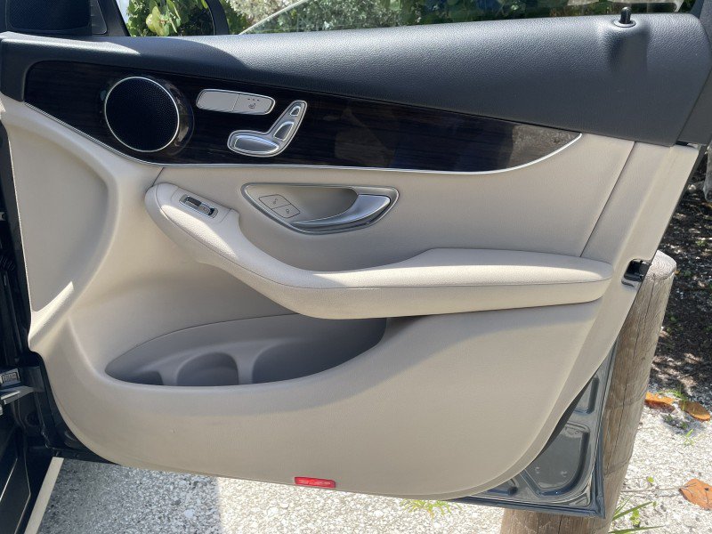 Used 2021 Mercedes-Benz GLC 300 image 23