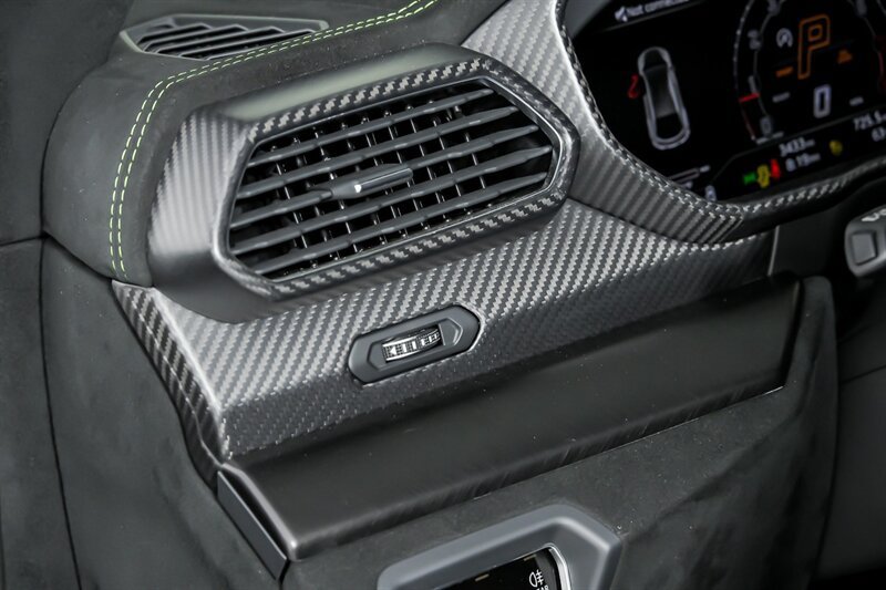 Used 2024 Lamborghini Urus Performante AWD/4WD image 24