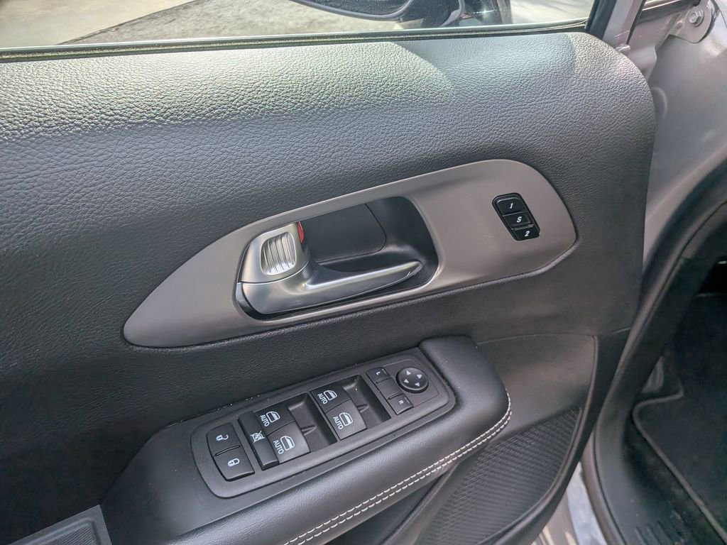 Used 2025 Chrysler Pacifica Select image 12