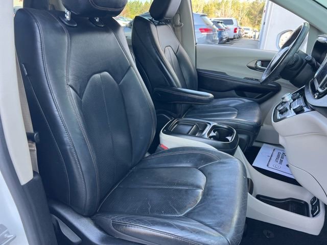 Used 2020 Chrysler Pacifica Touring-L w/ Tire & Wheel Group image 38