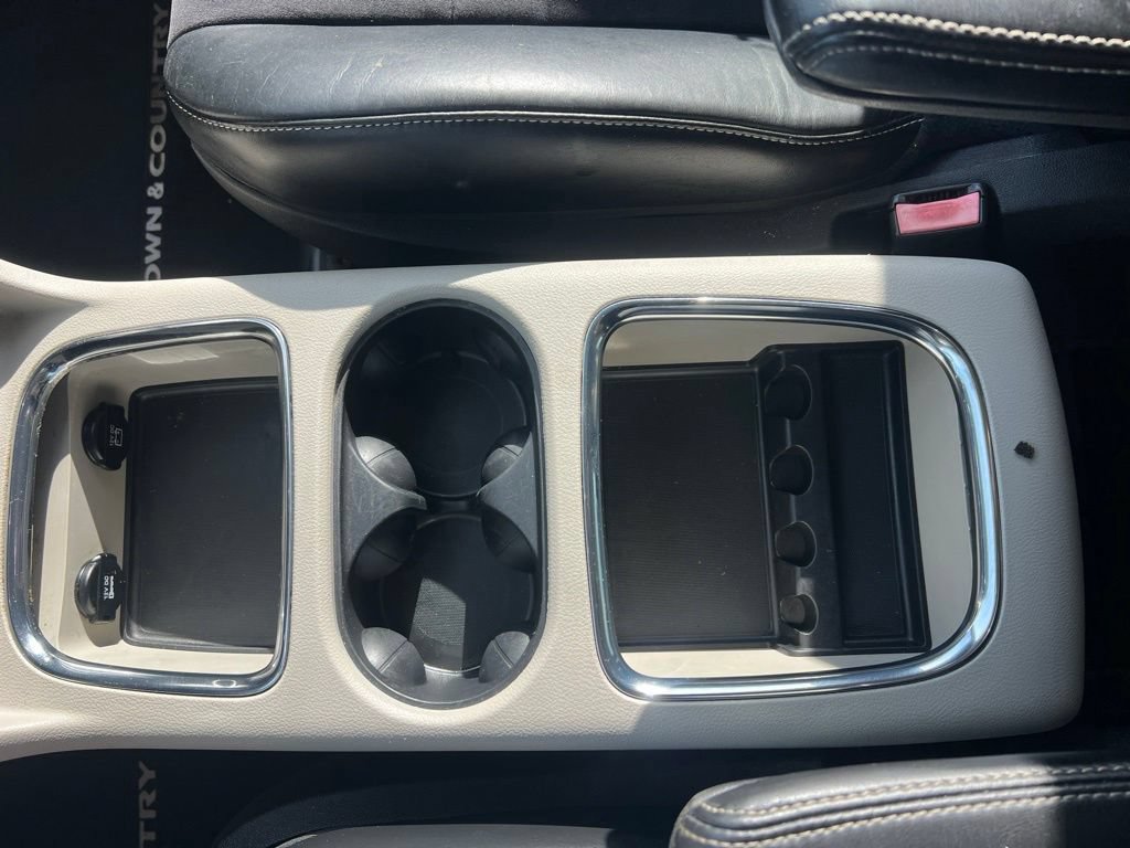 Used 2014 Chrysler Town & Country Touring-L FWD image 47