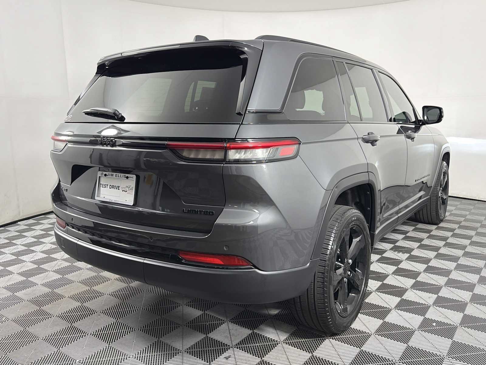 Used 2025 Jeep Grand Cherokee Limited w/ Black Appearance Package AWD/4WD image 6