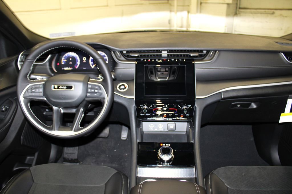 New 2025 Jeep Grand Cherokee Altitude image 9