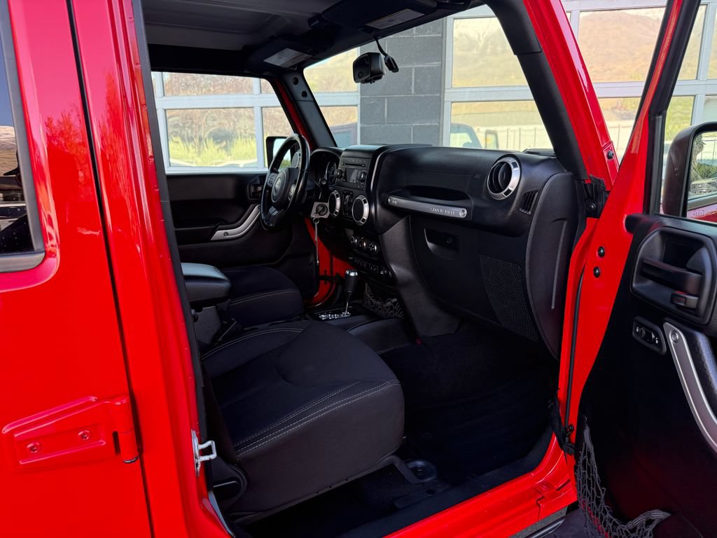 Used 2018 Jeep Wrangler Unlimited Sahara w/ Max Tow Package AWD/4WD image 21