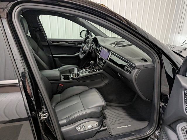 Used 2023 Porsche Macan w/ Premium Package Plus image 30