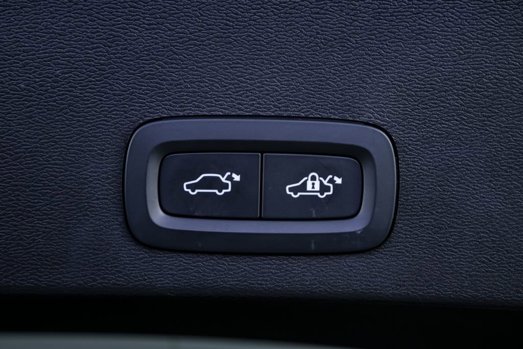 Certified 2025 Volvo XC40 B5 Plus image 30