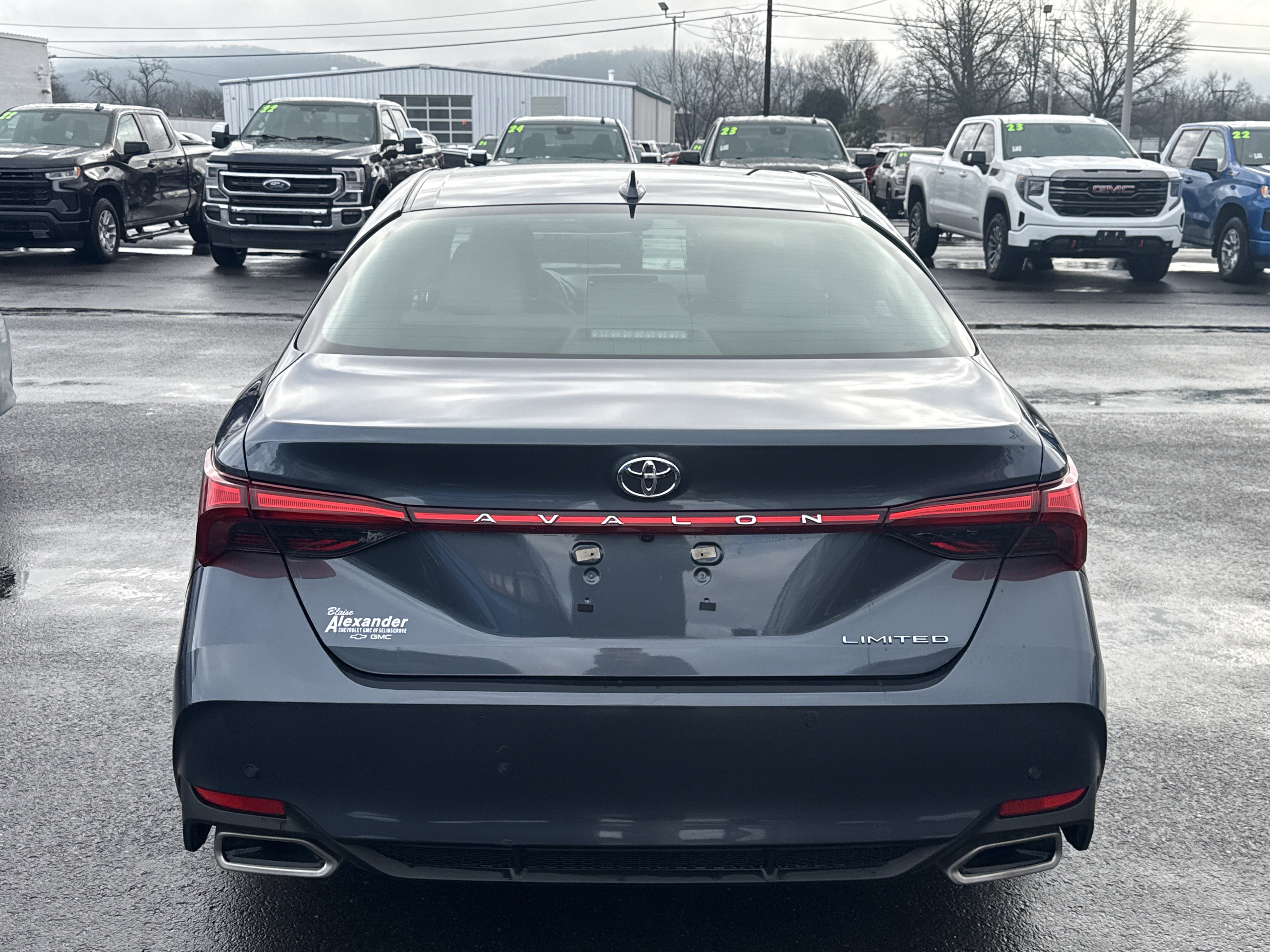 Used 2022 Toyota Avalon Limited video 3