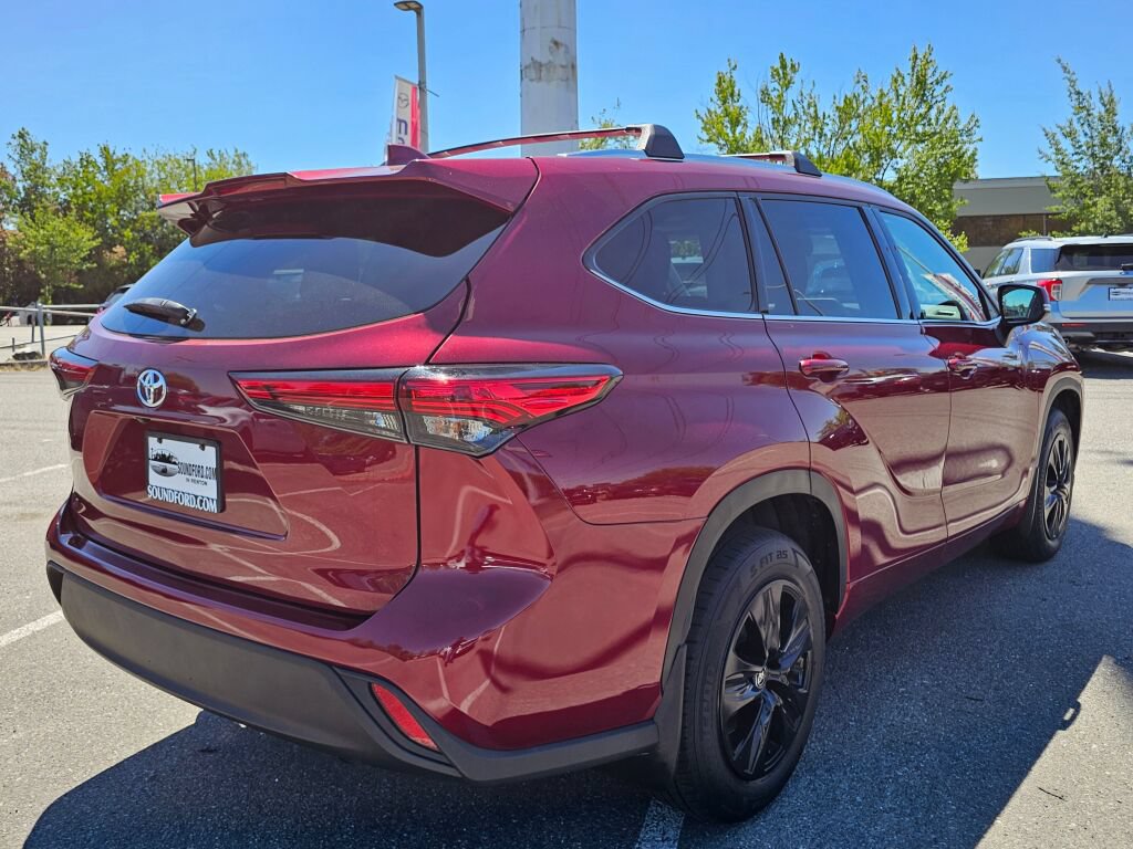 Used 2021 Toyota Highlander XLE AWD/4WD image 5
