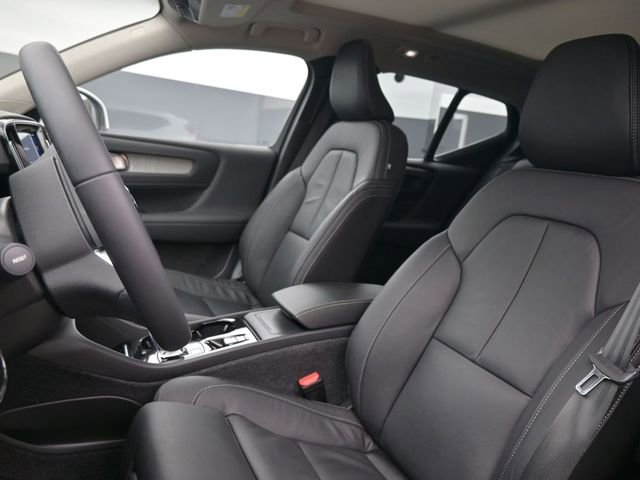 Used 2023 Volvo XC40 B4 Plus w/ Protection Package Premier image 9