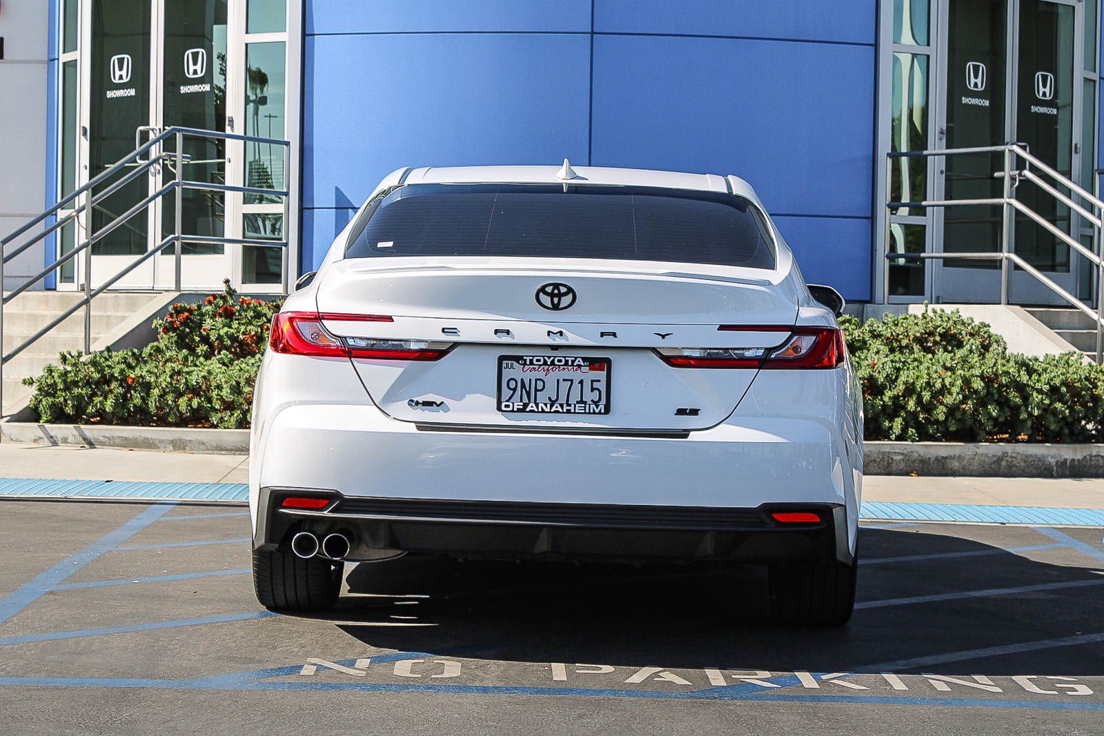 Used 2025 Toyota Camry SE w/ Convenience Package FWD image 9