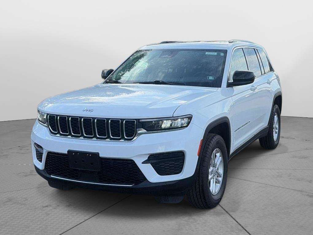 Used 2023 Jeep Grand Cherokee Laredo AWD/4WD image 2