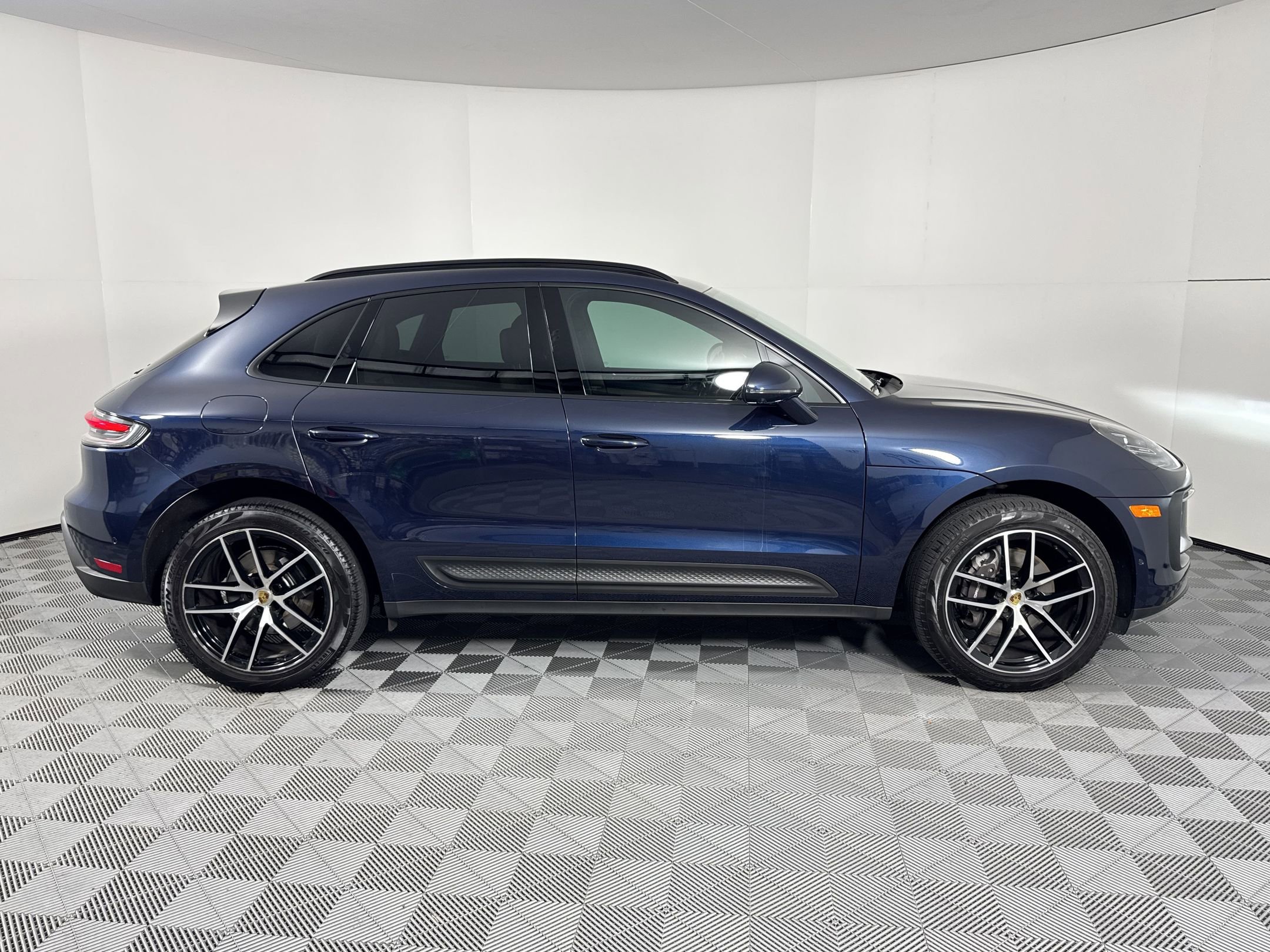 Certified 2022 Porsche Macan AWD/4WD image 8