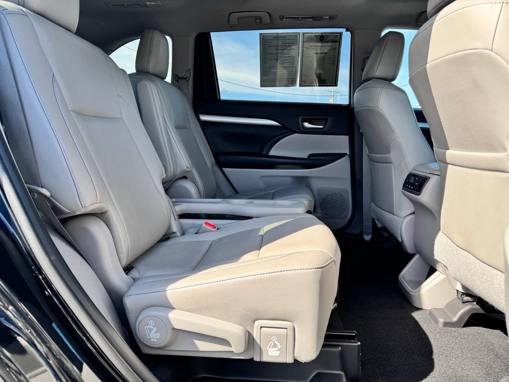 Used 2019 Toyota Highlander XLE FWD image 14
