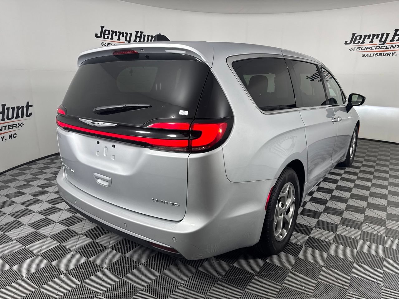 Used 2024 Chrysler Pacifica Limited FWD image 7