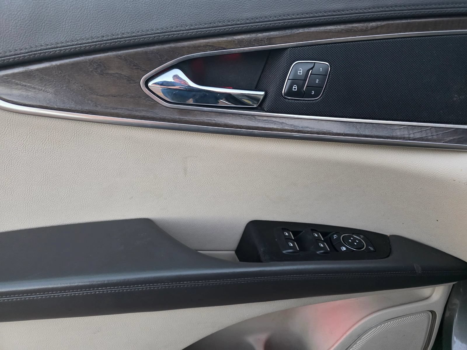 Used 2016 Lincoln MKX Select w/ Select Plus Package AWD/4WD image 10