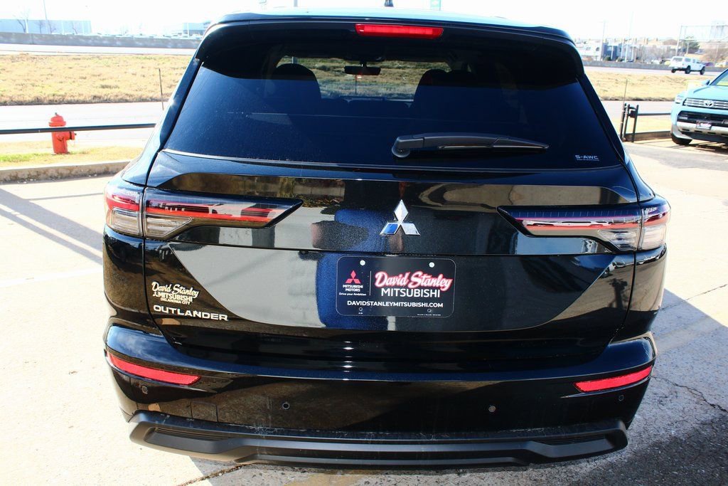 New 2026 Mitsubishi Outlander ES image 8