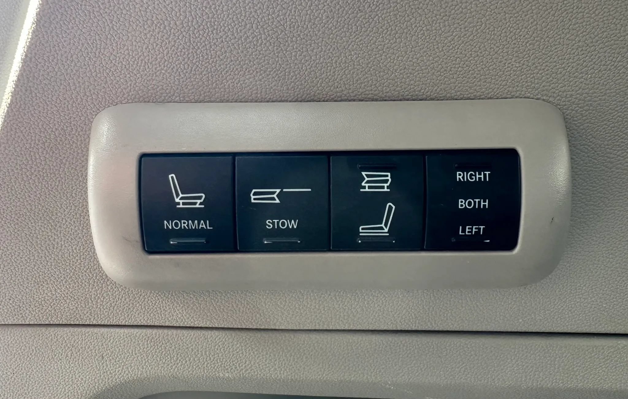 Used 2011 Chrysler Town & Country Touring-L w/ Driver Convenience Group FWD image 25