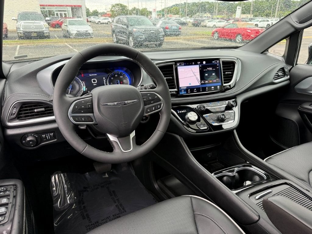 Used 2026 Chrysler Pacifica Limited FWD image 19