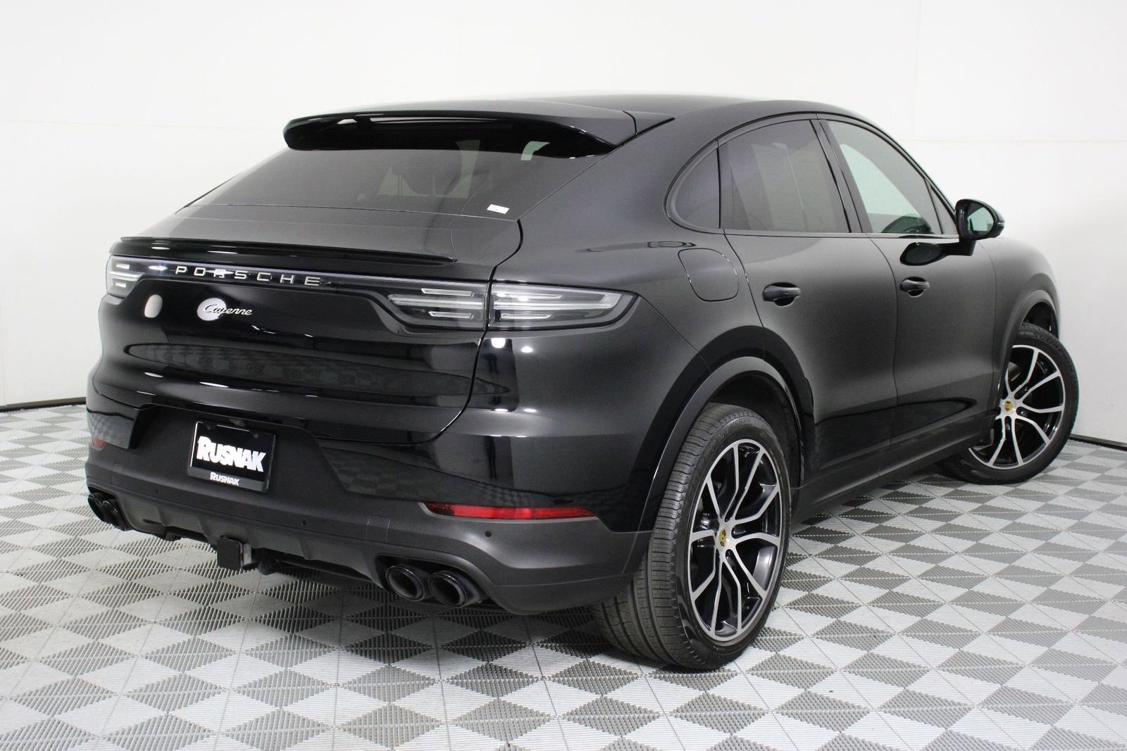 Certified 2023 Porsche Cayenne Platinum Edition image 7