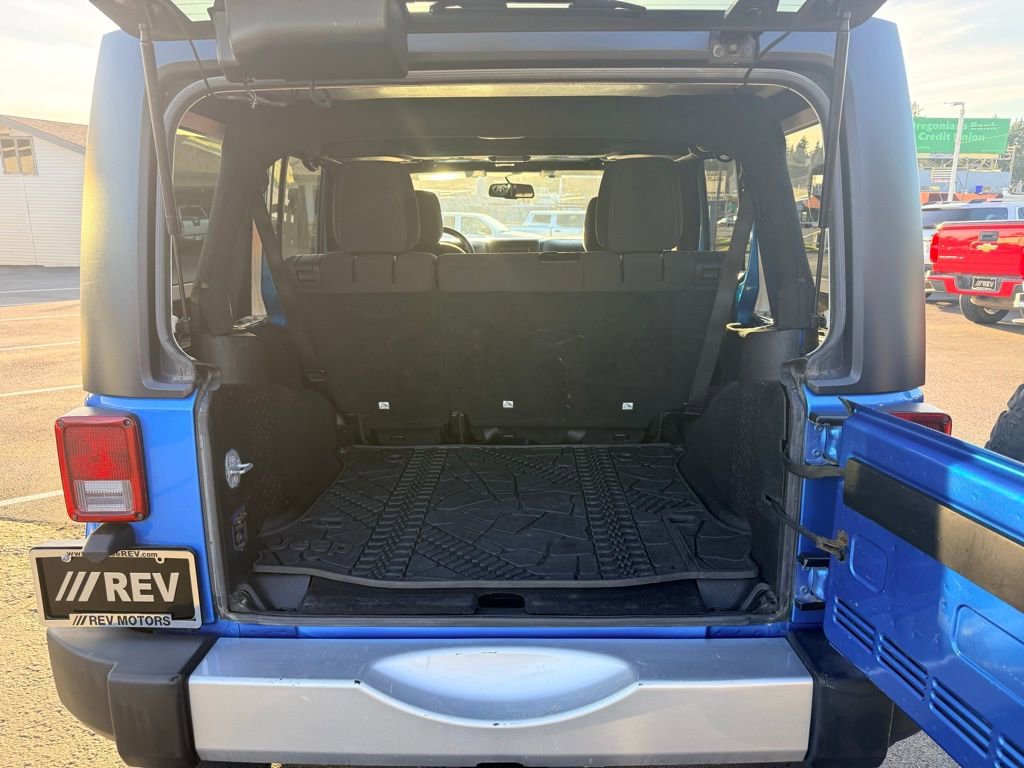 Used 2015 Jeep Wrangler Unlimited Sahara w/ Connectivity Group image 29