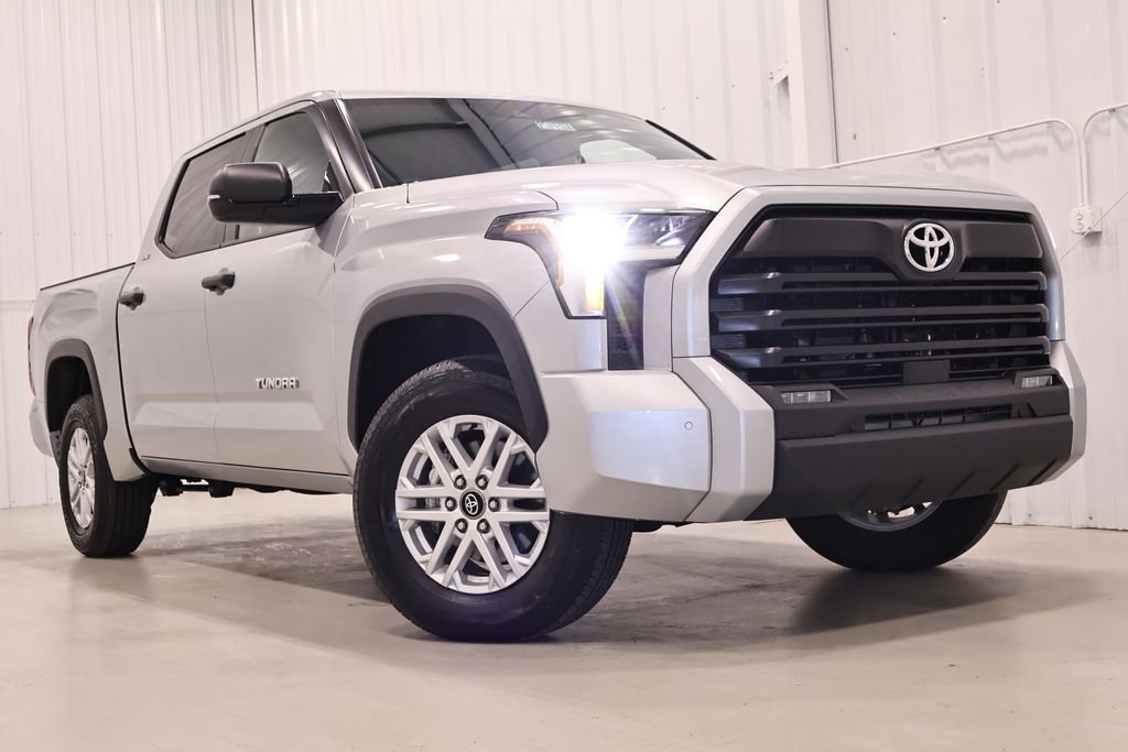 Used 2025 Toyota Tundra SR5 w/ SR5 Convenience Package AWD/4WD image 34
