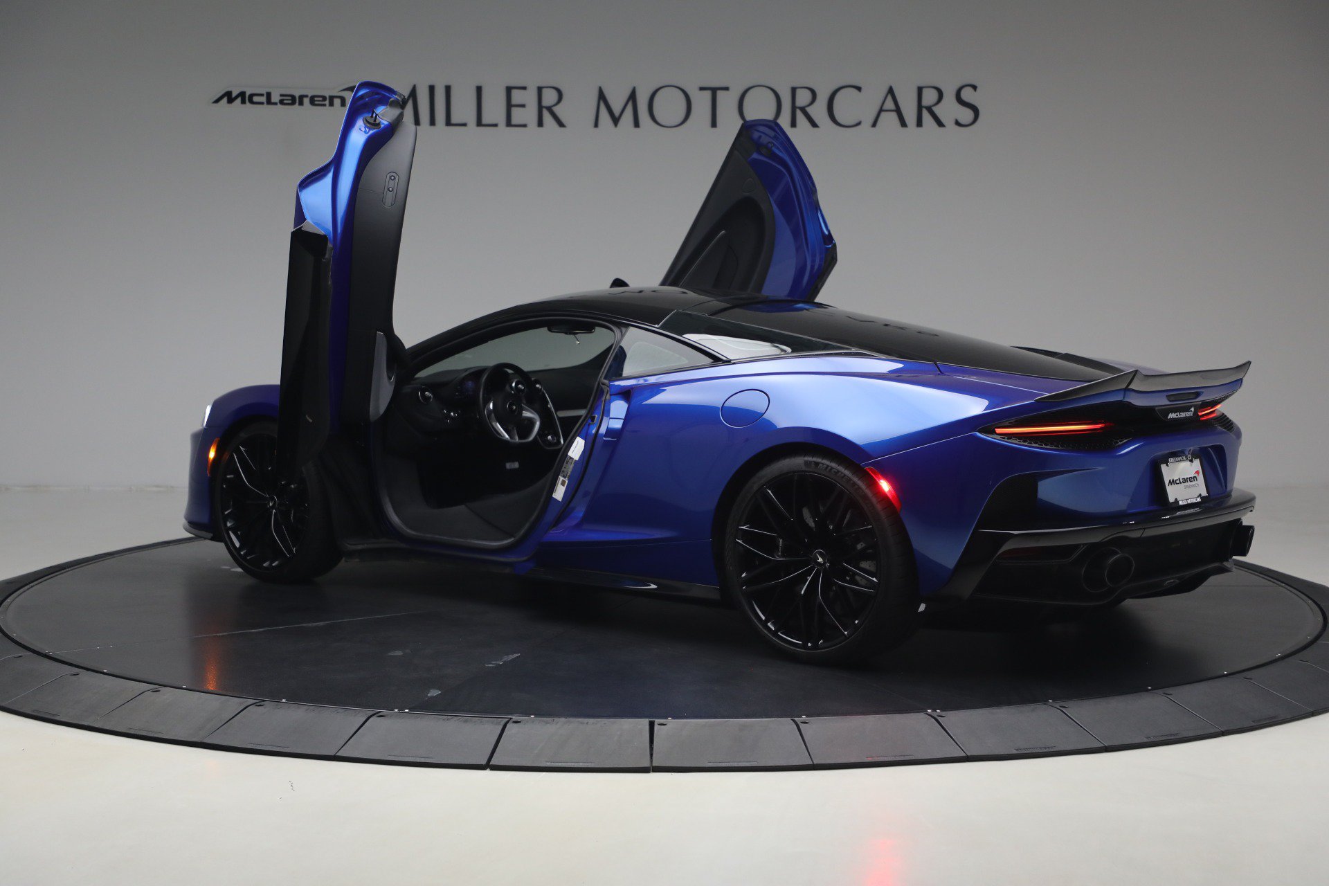 Used 2023 McLaren GT RWD image 17