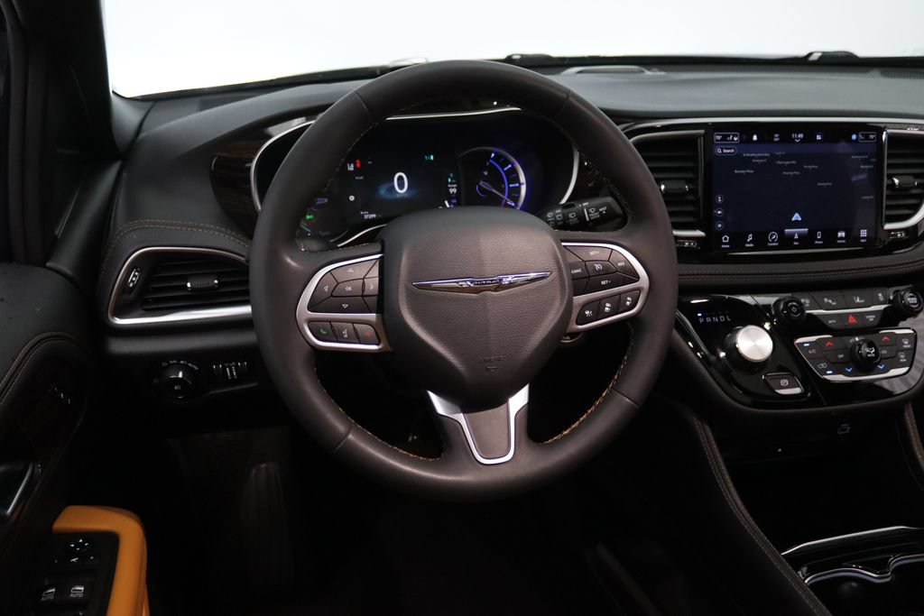 Used 2023 Chrysler Pacifica Pinnacle FWD image 15