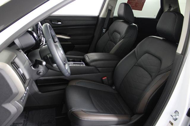Certified 2025 Nissan Pathfinder Platinum w/ Cargo Package FWD image 20