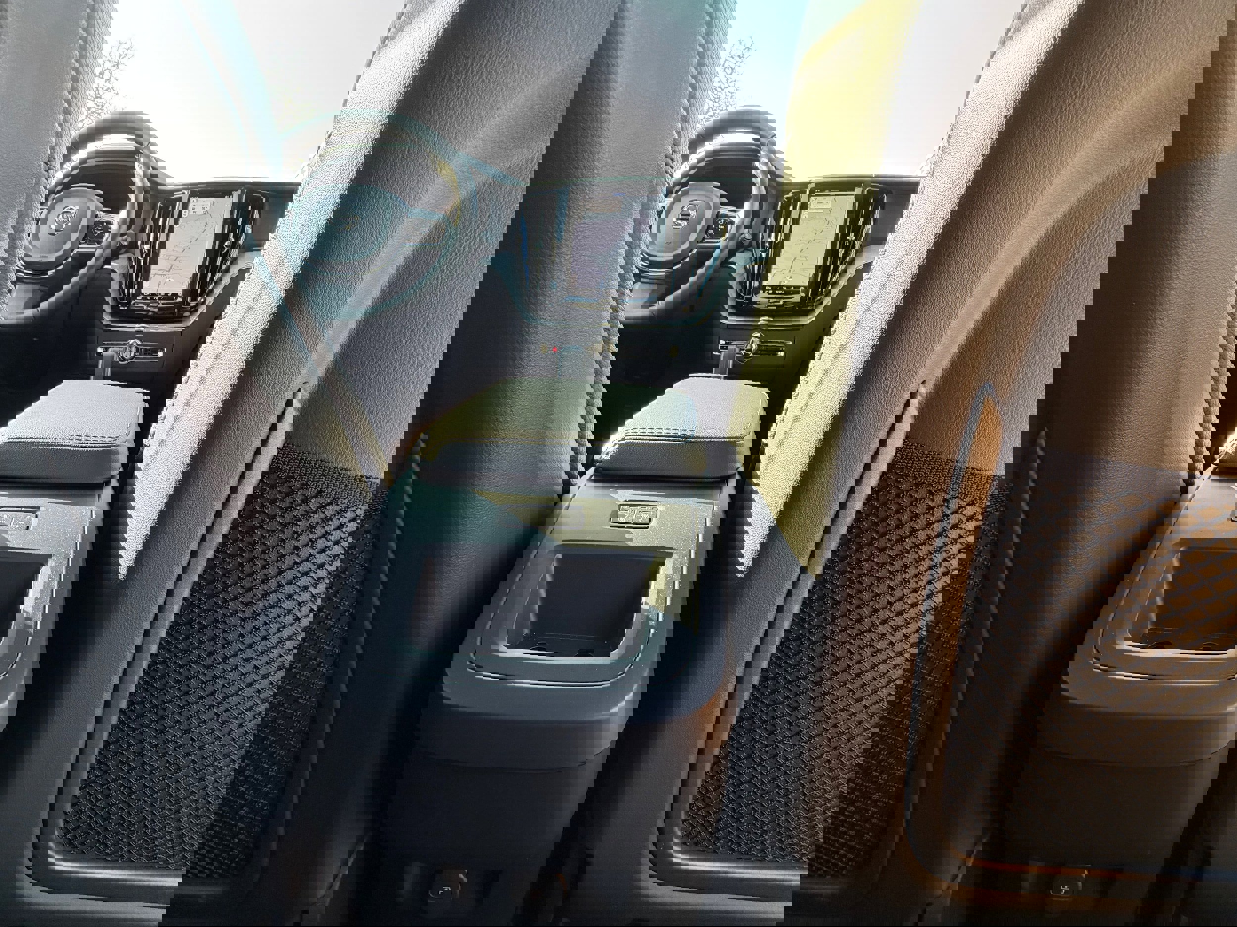 Certified 2025 Volvo XC60 B5 Plus image 14