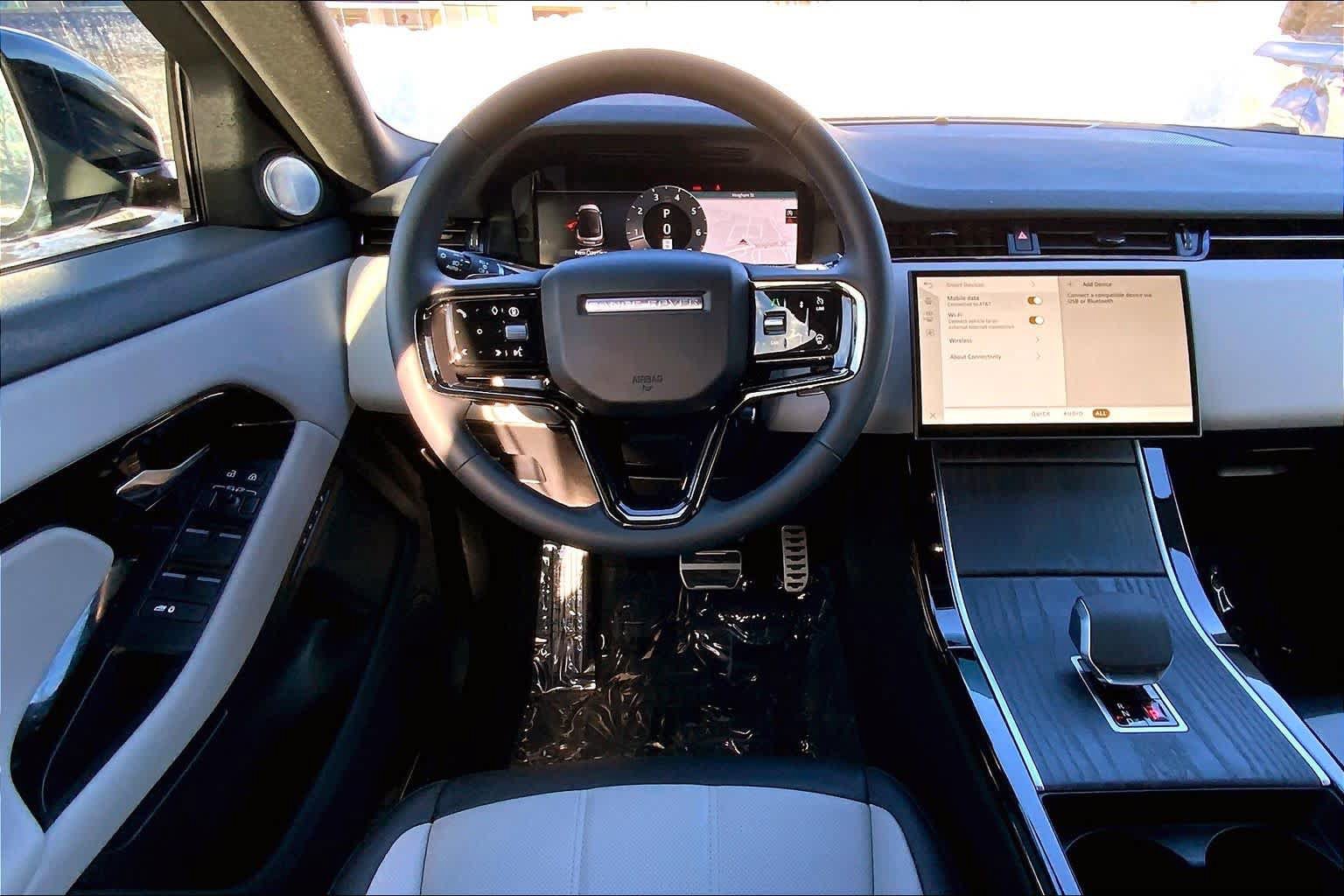 Used 2026 Land Rover Range Rover Evoque Dynamic SE AWD/4WD image 11