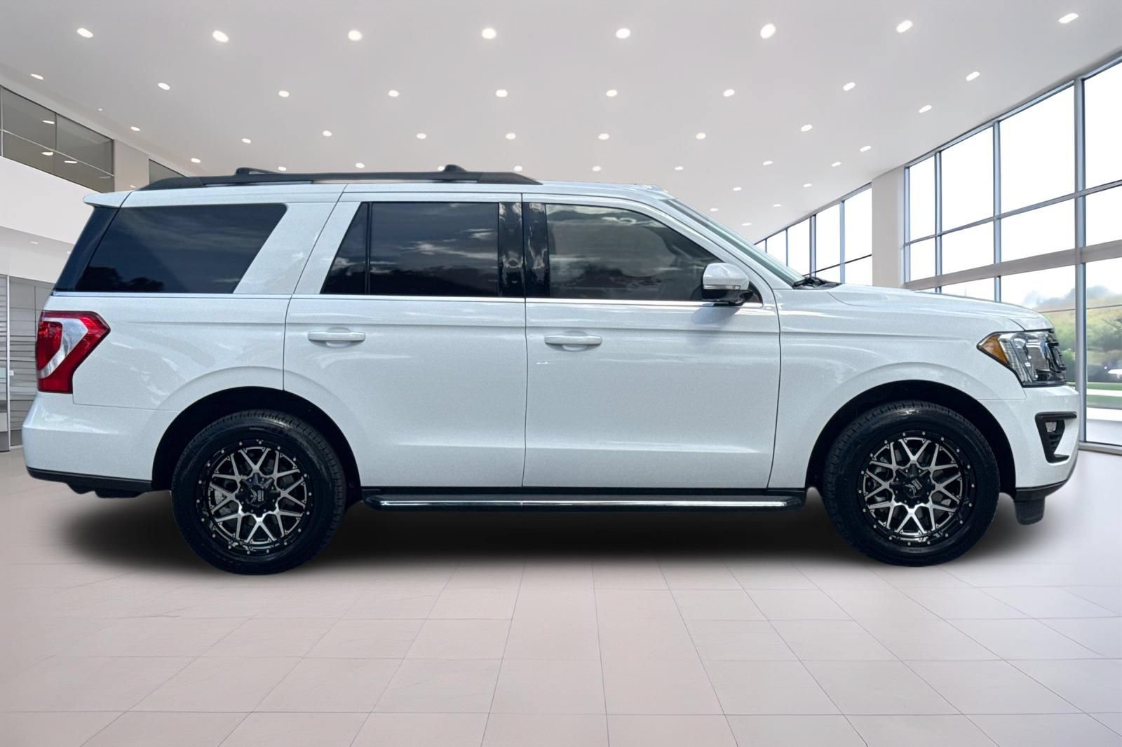 Used 2020 Ford Expedition XLT w/ Equipment Group 202A AWD/4WD image 3