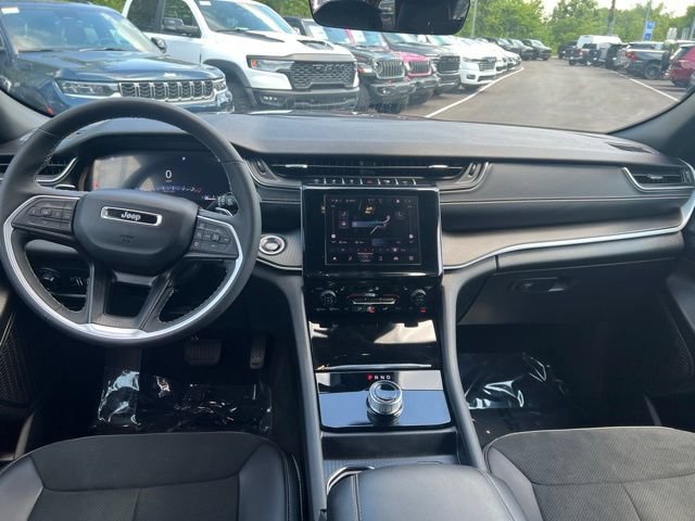 Used 2025 Jeep Grand Cherokee Altitude AWD/4WD image 21