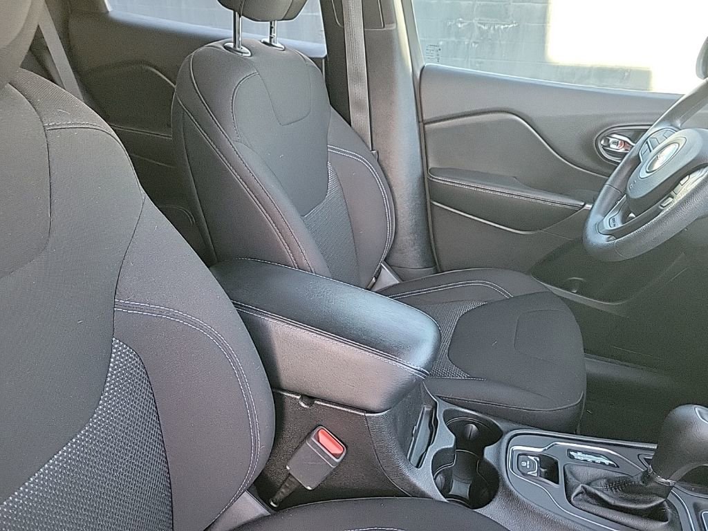 Used 2020 Jeep Cherokee Latitude FWD image 43