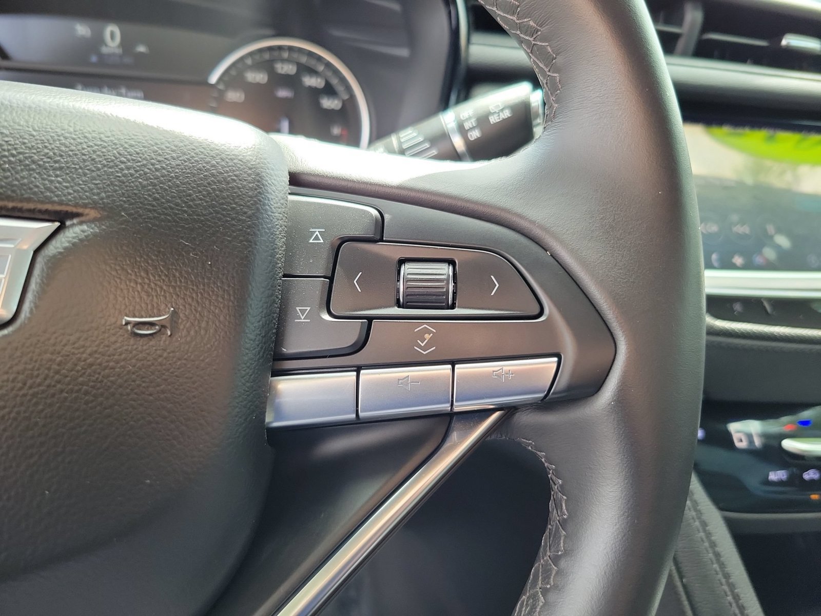 Used 2025 Cadillac XT6 Luxury FWD image 24