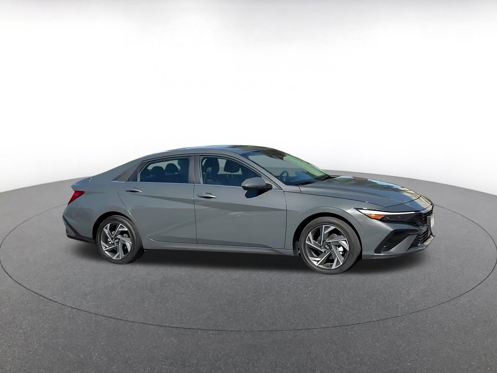 Used 2025 Hyundai Elantra Limited image 2