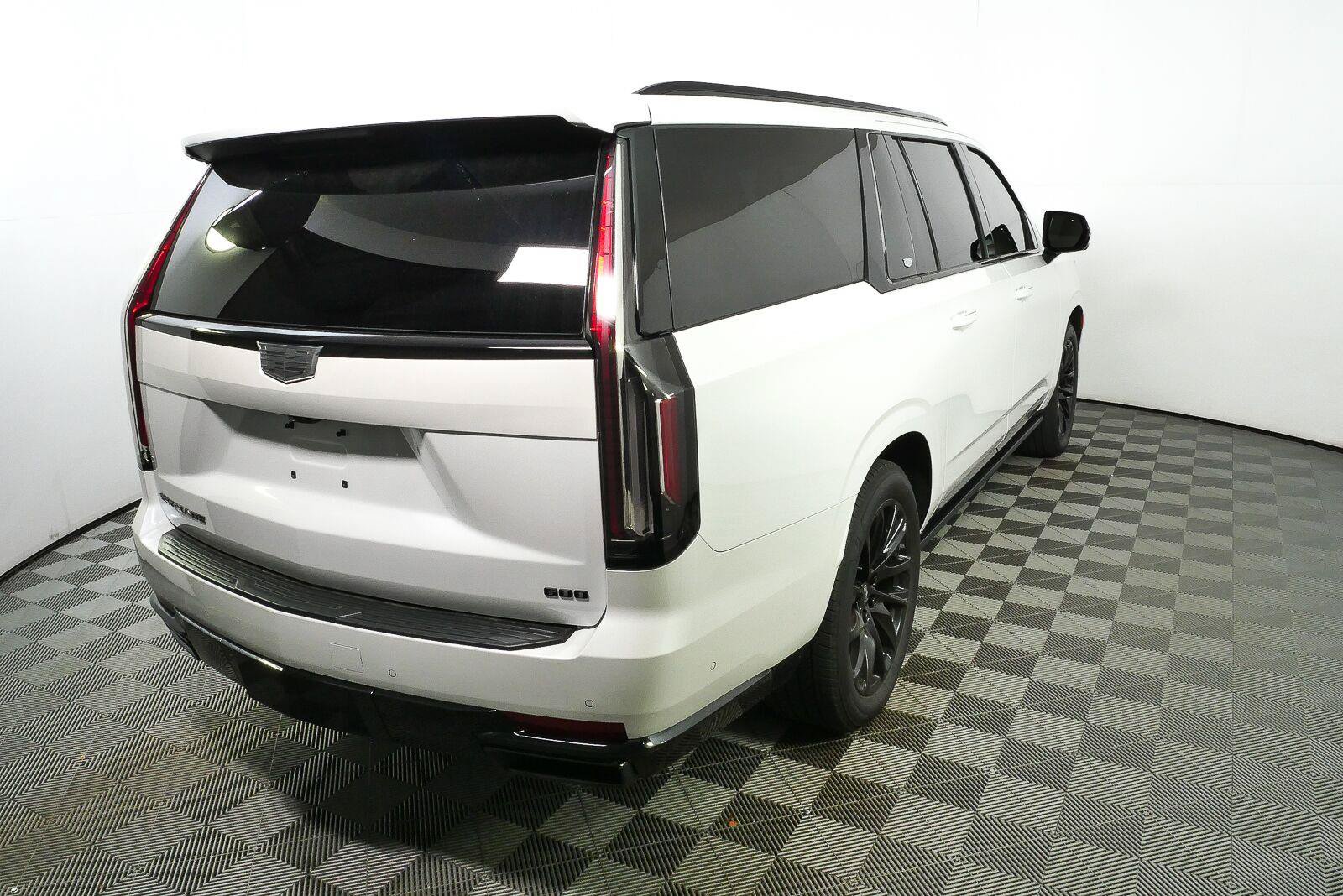 Used 2023 Cadillac Escalade ESV Sport Platinum AWD/4WD image 3