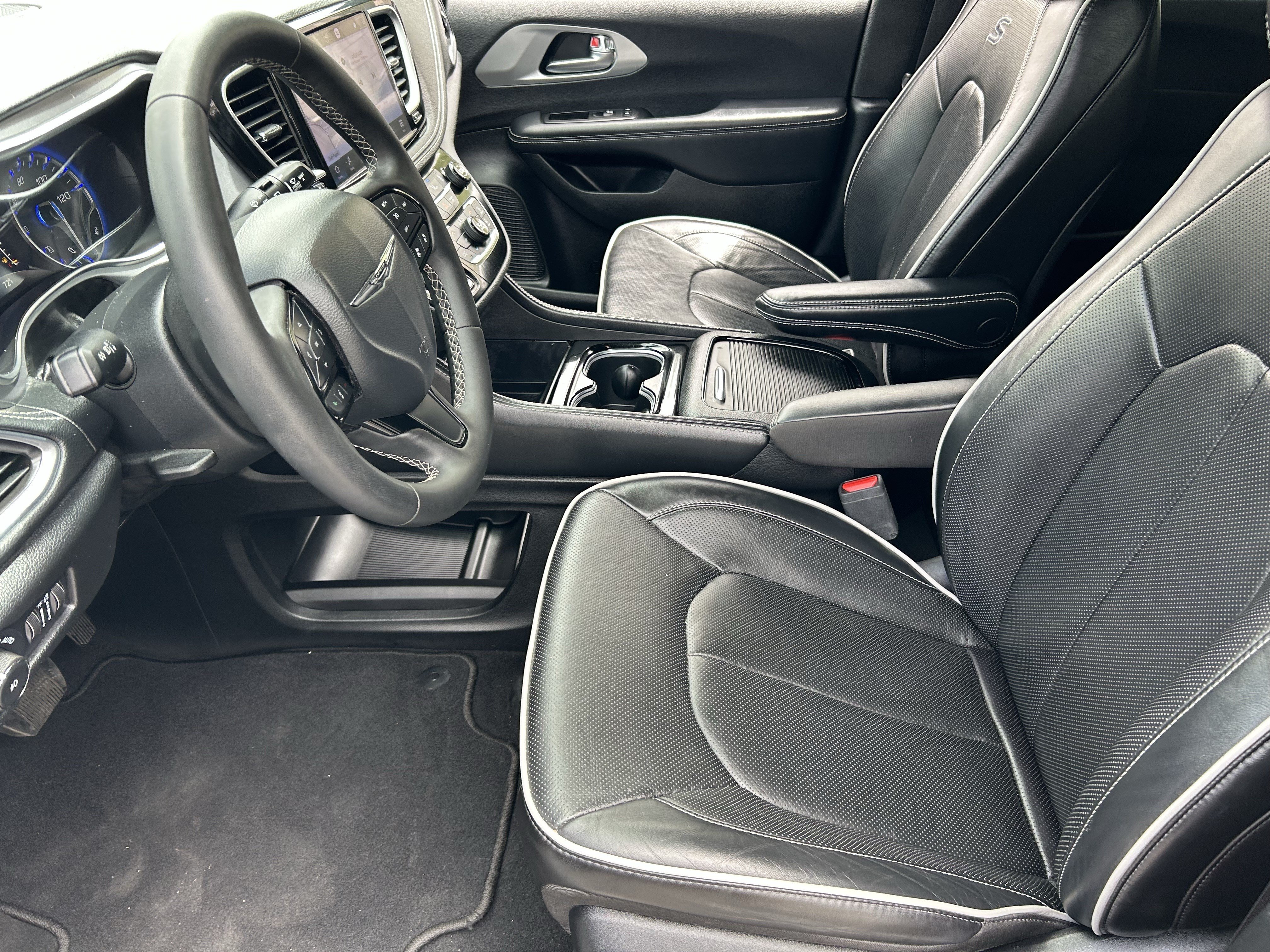 Used 2025 Chrysler Pacifica Limited FWD image 18