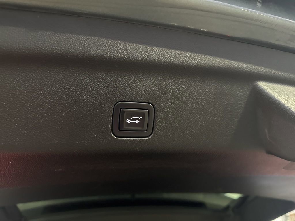 Used 2023 Chevrolet Suburban Premier image 32