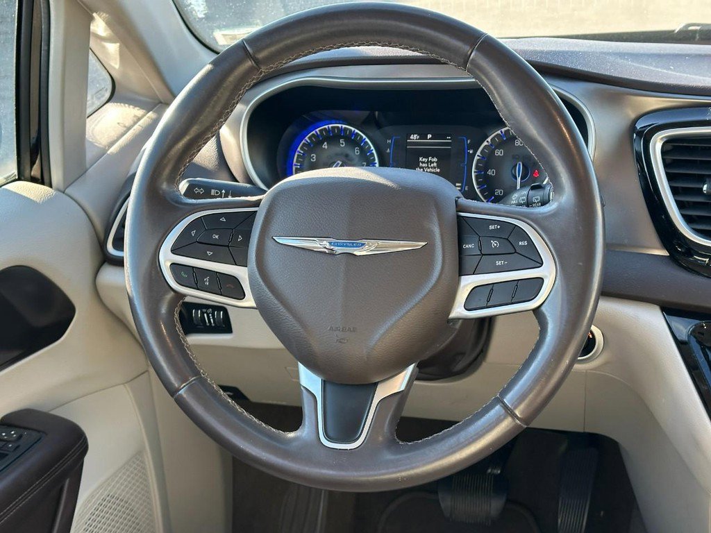 Used 2018 Chrysler Pacifica Touring-L image 12