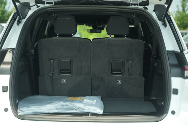 New 2026 Jeep Grand Cherokee L Laredo w/ MOPAR Finishing Package AWD/4WD image 15