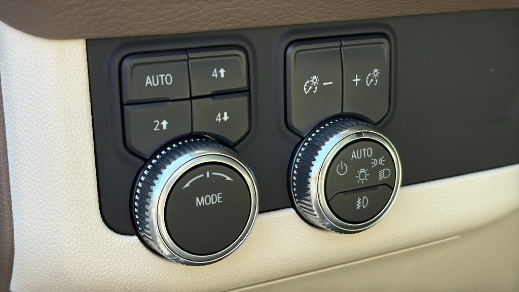 Used 2021 GMC Yukon Denali AWD/4WD image 12