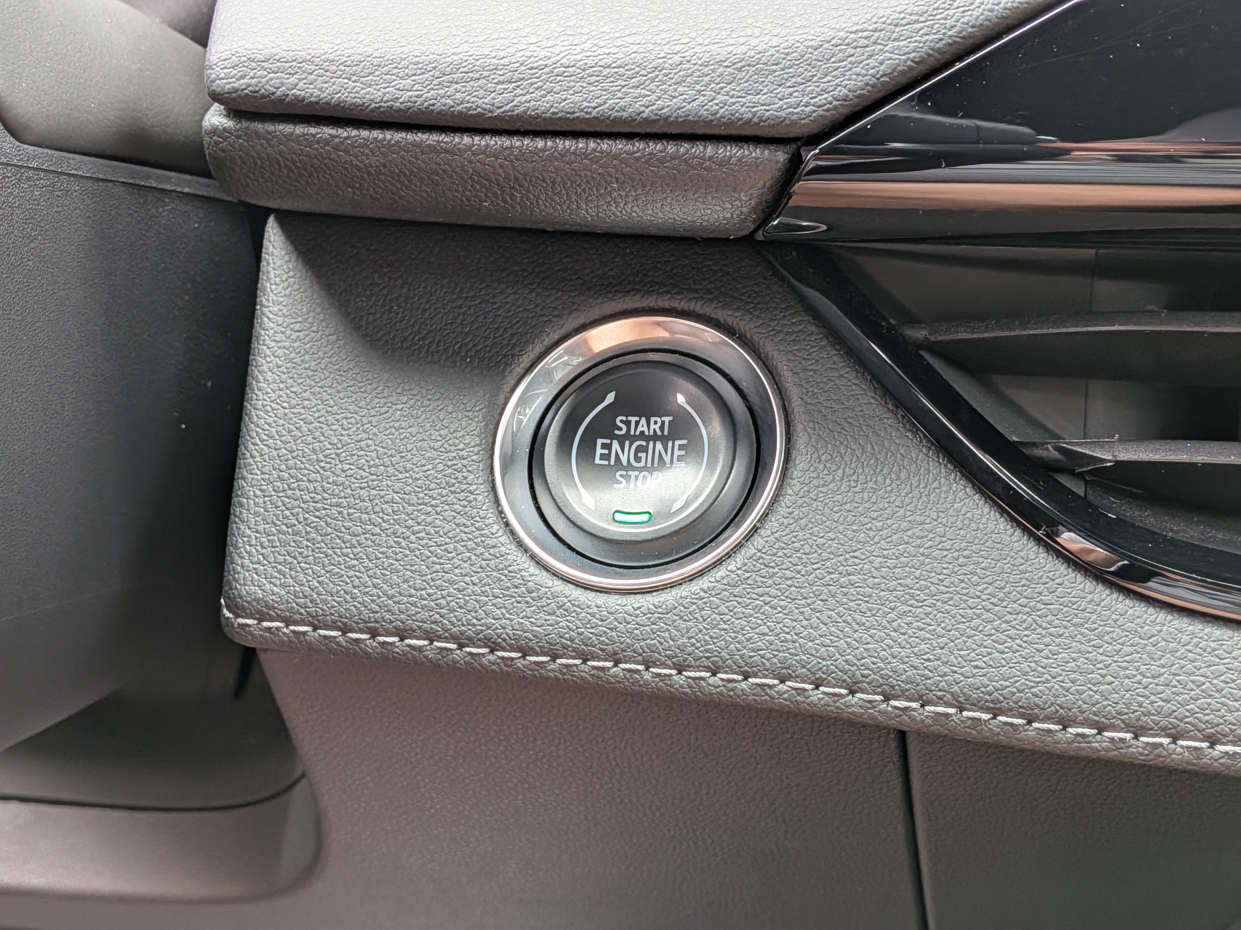 Used 2025 Buick Enclave Avenir w/ Super Cruise Package FWD image 30