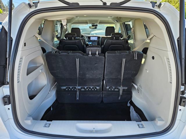 Used 2024 Chrysler Pacifica Touring-L FWD image 11