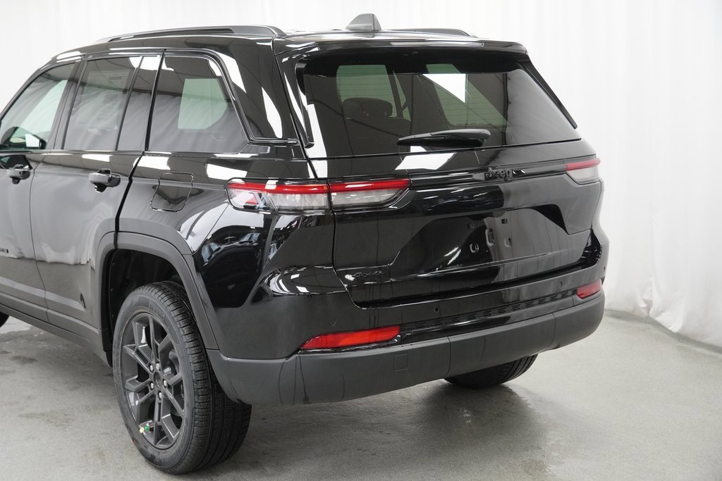New 2025 Jeep Grand Cherokee Limited w/ Trailer Tow Package image 12