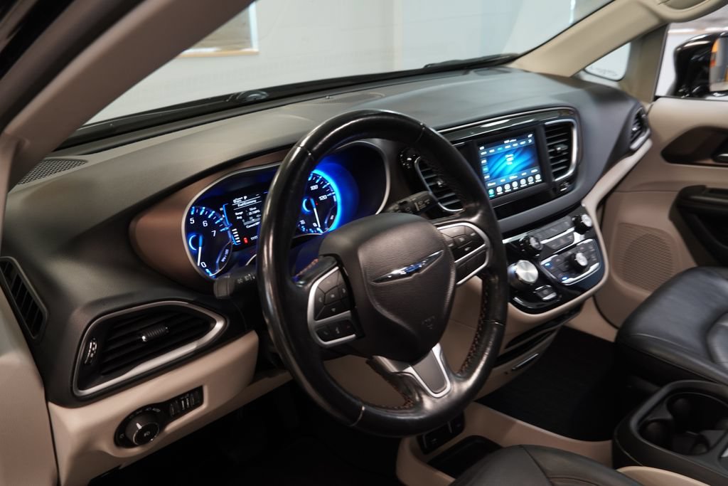 Used 2019 Chrysler Pacifica Touring-L FWD image 6
