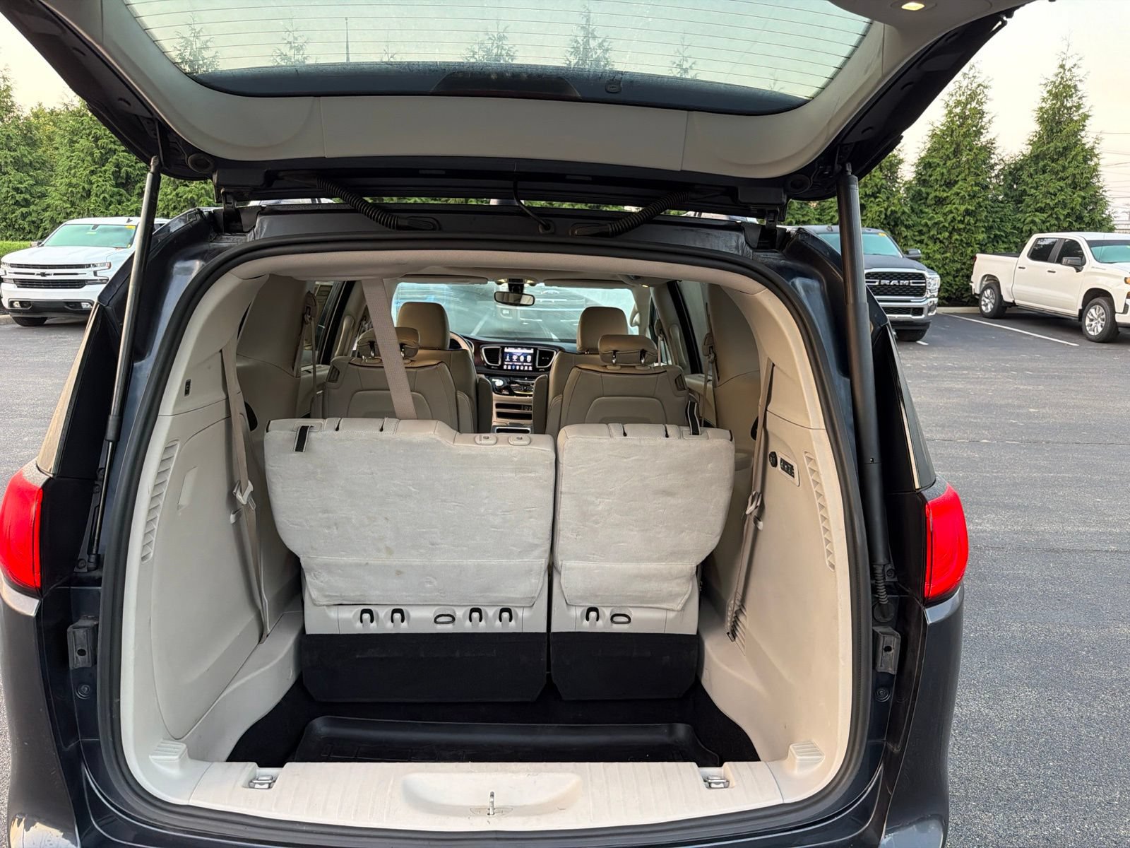 Used 2020 Chrysler Pacifica Limited FWD image 33