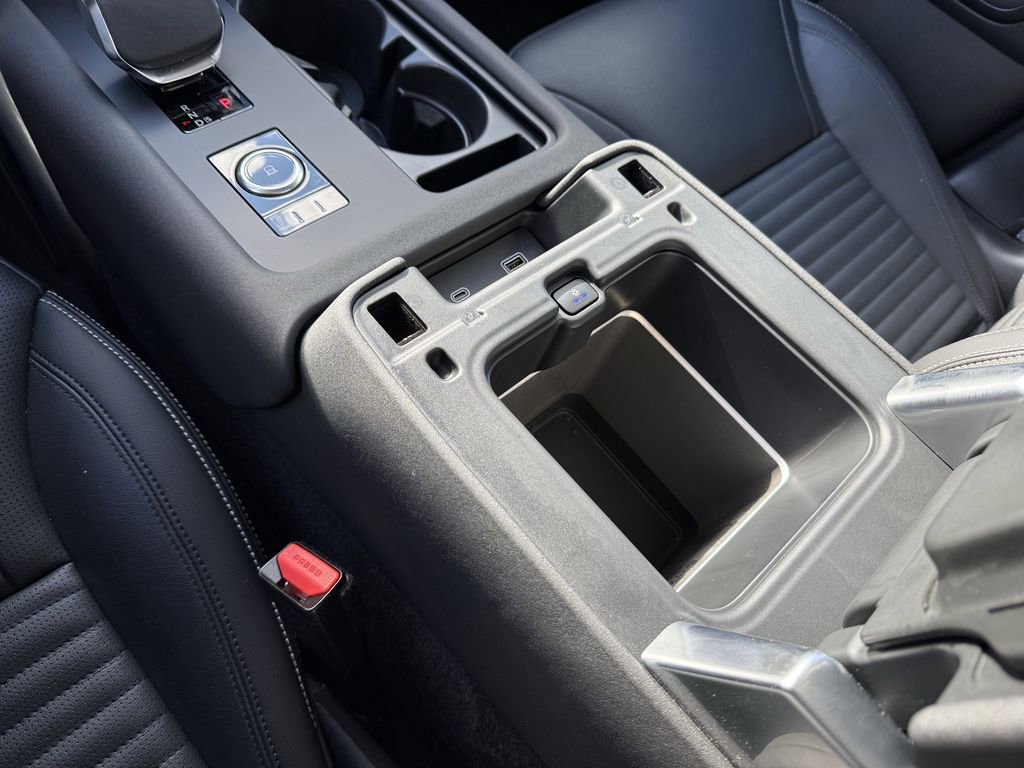 Used 2024 Land Rover Discovery S image 30
