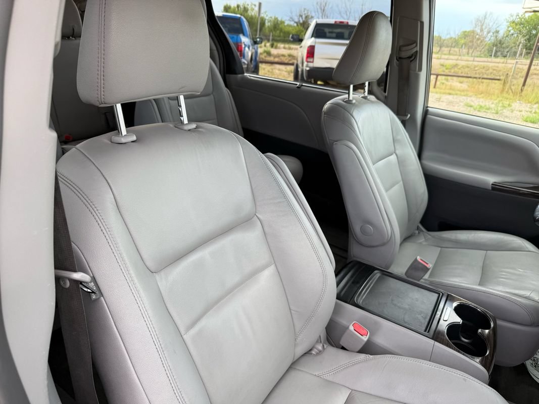 Used 2017 Toyota Sienna XLE w/ XLE Navigation Package AWD/4WD image 15