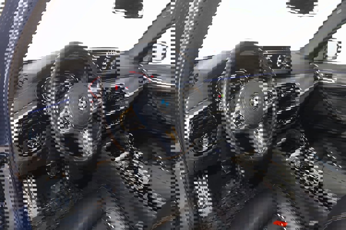 Used 2023 BMW M550i xDrive w/ Executive Package image 33