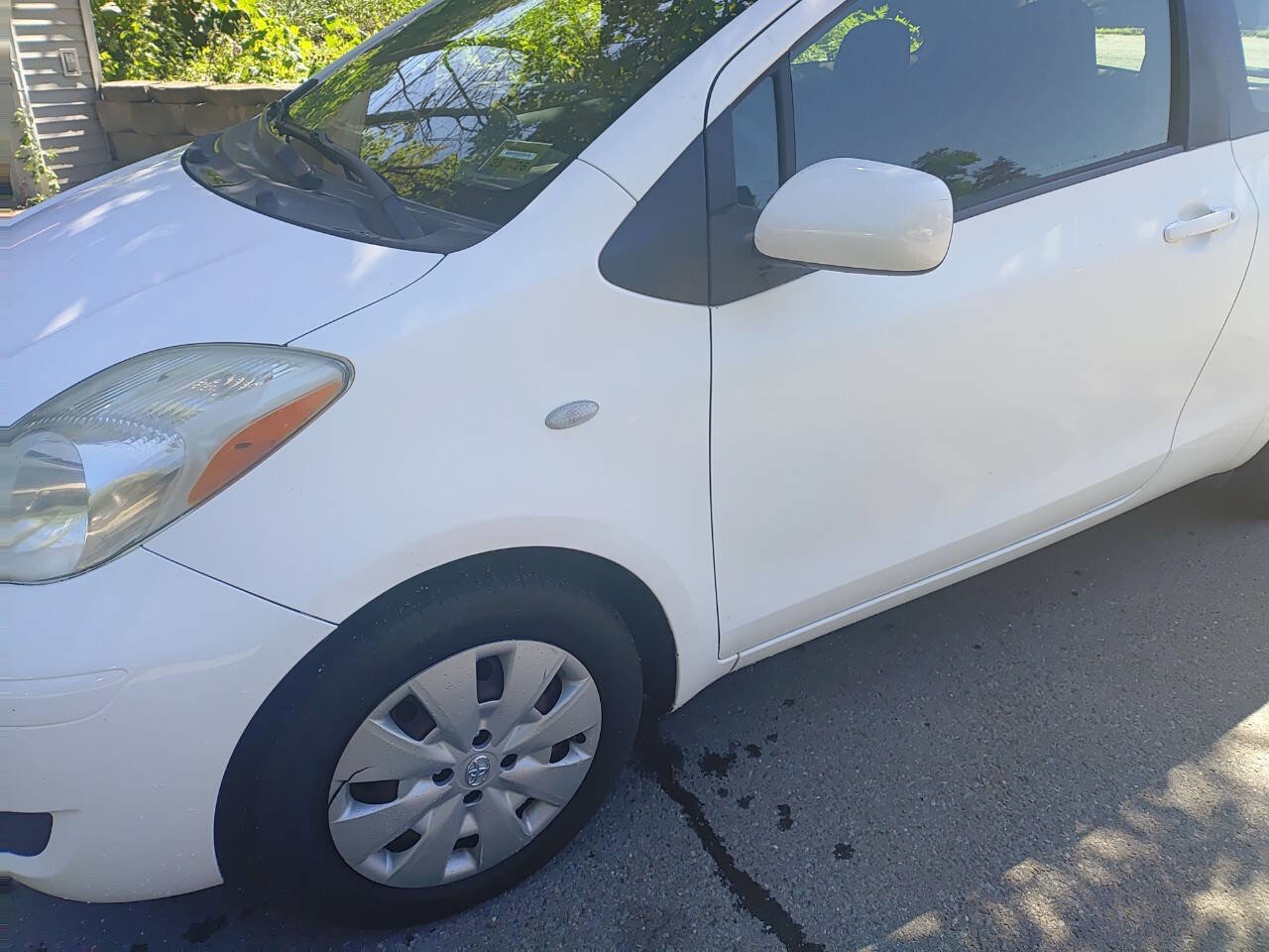 Used 2011 Toyota Yaris 2-Door Hatchback image 7